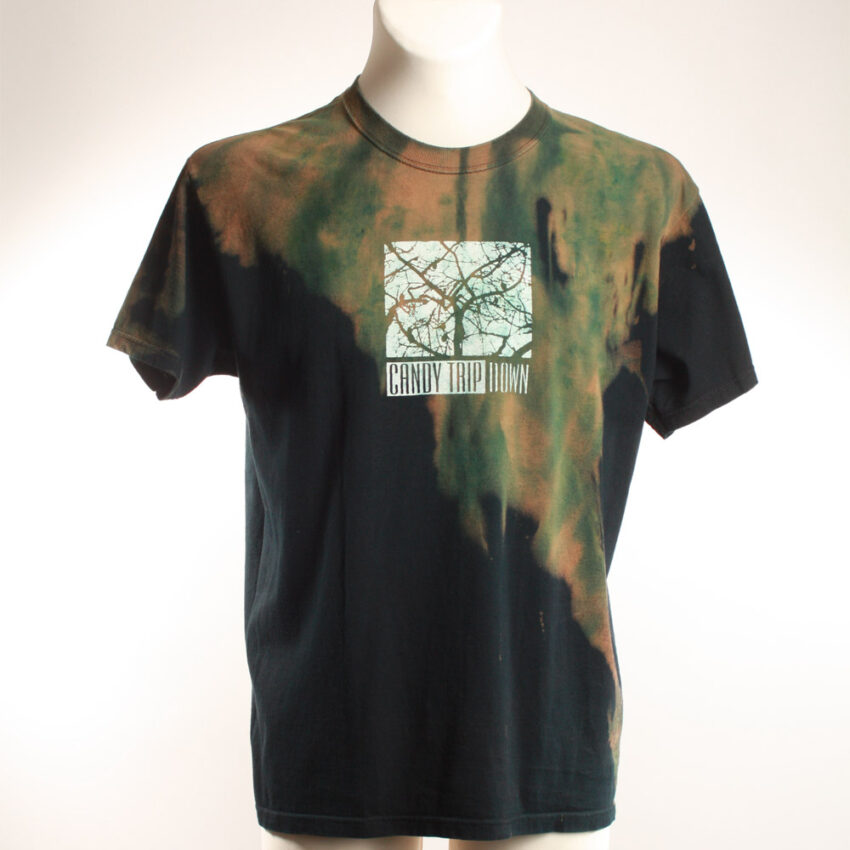 Alextravagant_T-Shirt-Schimpanse-dunkelgruen-oliv-schwarz_1 Upcycling T-Shirt aus Second Hand Merchandise mit Schimpanse Stempeldruck von Künstlerin Maren Daniels