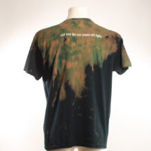 Alextravagant_T-Shirt-Schimpanse-dunkelgruen-oliv-schwarz_2 Upcycling T-Shirt aus Second Hand Merchandise mit Schimpanse Stempeldruck von Künstlerin Maren Daniels