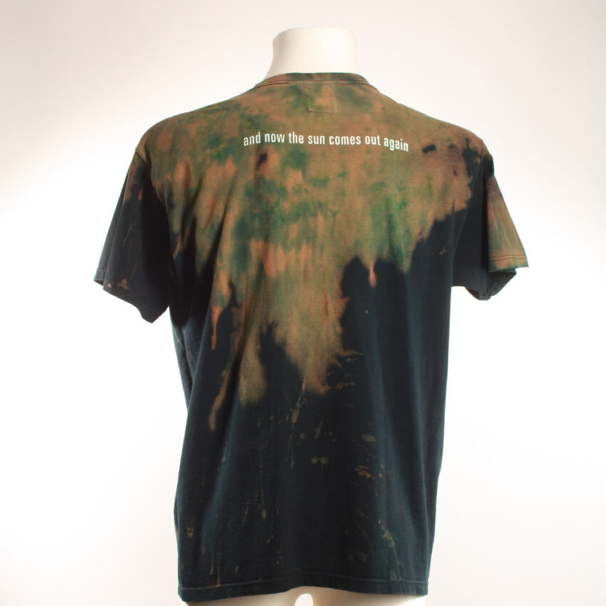 Alextravagant_T-Shirt-Schimpanse-dunkelgruen-oliv-schwarz_2 Upcycling T-Shirt aus Second Hand Merchandise mit Schimpanse Stempeldruck von Künstlerin Maren Daniels