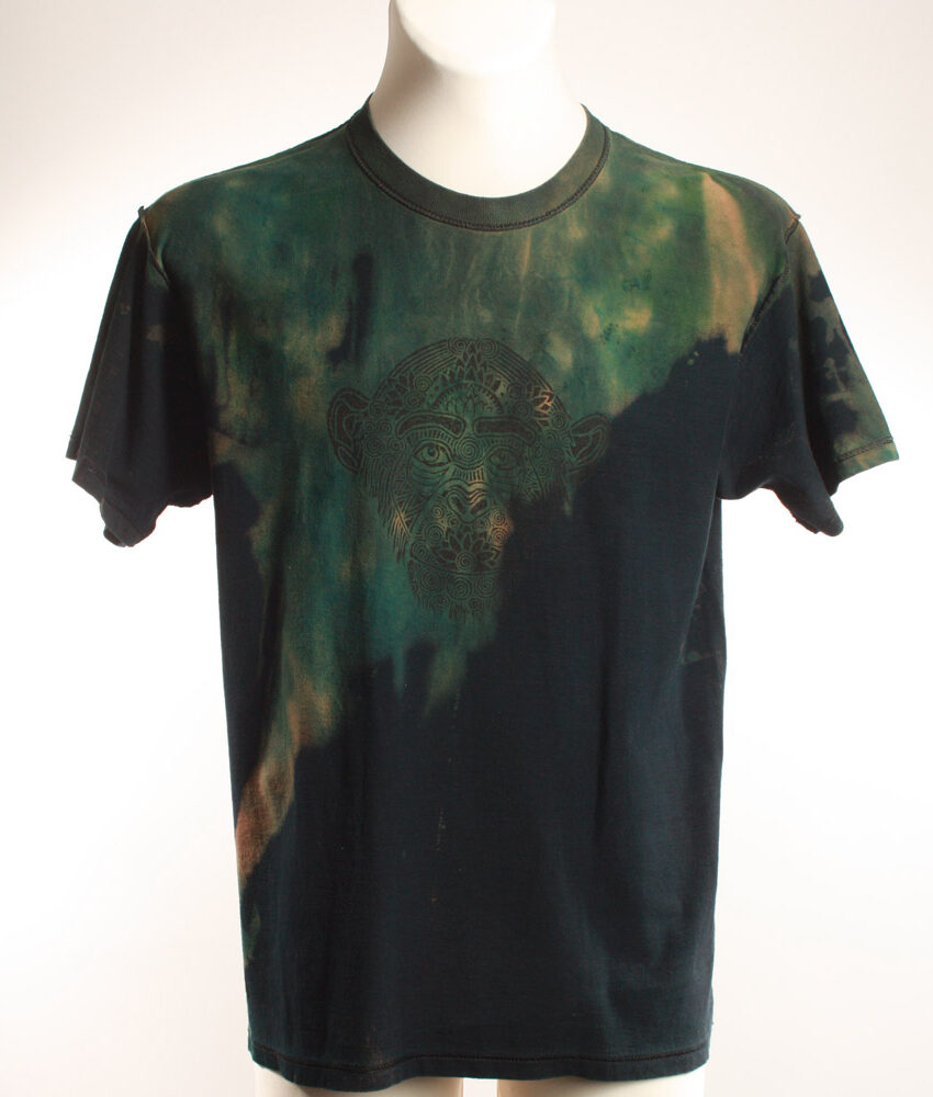 Upcycling T-Shirt aus Second Hand Merchandise mit Schimpanse Stempeldruck von Künstlerin Maren Daniels