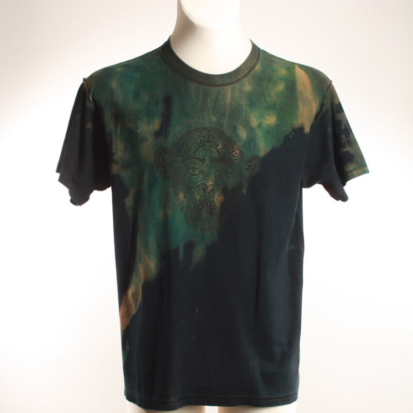 Upcycling T-Shirt aus Second Hand Merchandise mit Schimpanse Stempeldruck von Künstlerin Maren Daniels