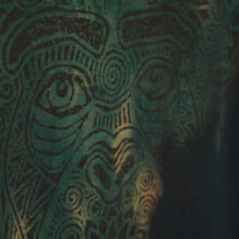 Alextravagant_T-Shirt-Schimpanse-dunkelgruen-oliv-schwarz_5 Upcycling T-Shirt aus Second Hand Merchandise mit Schimpanse Stempeldruck von Künstlerin Maren Daniels