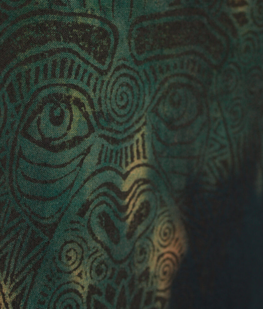 Upcycling T-Shirt aus Second Hand Merchandise mit Schimpanse Stempeldruck von Künstlerin Maren Daniels