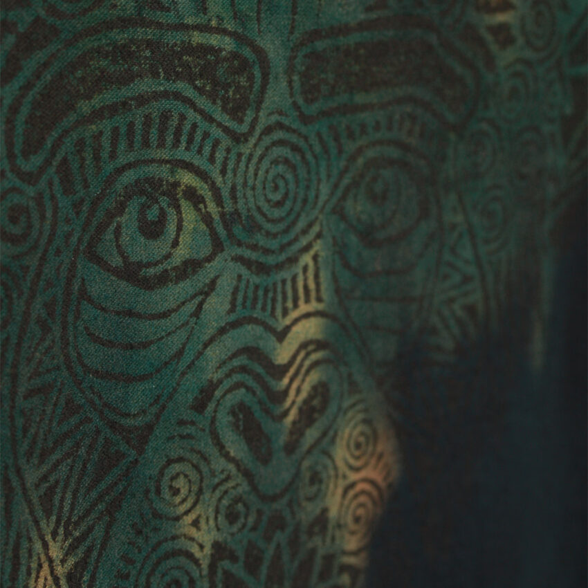 Alextravagant_T-Shirt-Schimpanse-dunkelgruen-oliv-schwarz_5 Upcycling T-Shirt aus Second Hand Merchandise mit Schimpanse Stempeldruck von Künstlerin Maren Daniels