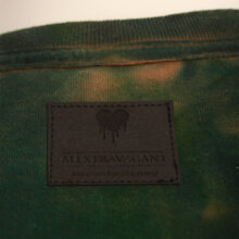 Alextravagant_T-Shirt-Schimpanse-dunkelgruen-oliv-schwarz_6 Upcycling T-Shirt aus Second Hand Merchandise mit Schimpanse Stempeldruck von Künstlerin Maren Daniels