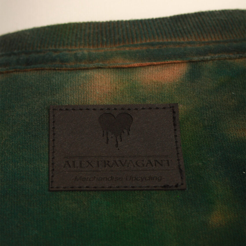 Alextravagant_T-Shirt-Schimpanse-dunkelgruen-oliv-schwarz_6 Upcycling T-Shirt aus Second Hand Merchandise mit Schimpanse Stempeldruck von Künstlerin Maren Daniels