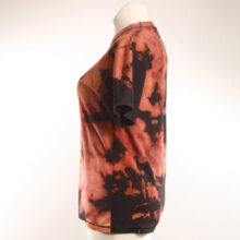 Alextravagant_T-Shirt-Schimpanse-orange-rot-gelb-schwarz_4 Upcycling T-Shirt aus Second Hand Merchandise mit Schimpansen Stempeldruck von Künstlerin Maren Daniels