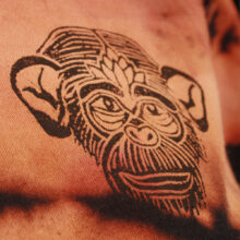 Alextravagant_T-Shirt-Schimpanse-orange-rot-gelb-schwarz_5 Upcycling T-Shirt aus Second Hand Merchandise mit Schimpansen Stempeldruck von Künstlerin Maren Daniels