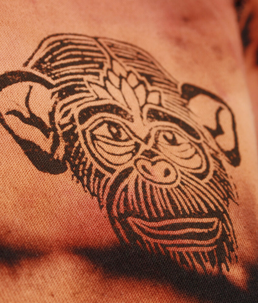 Upcycling T-Shirt aus Second Hand Merchandise mit Schimpansen Stempeldruck von Künstlerin Maren Daniels