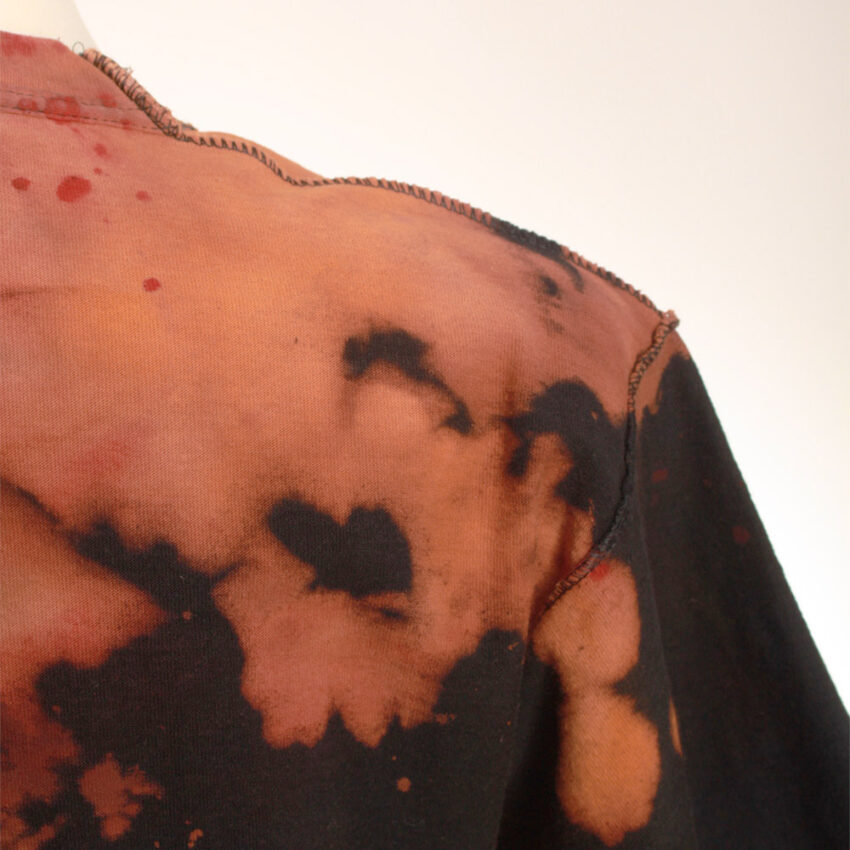 Alextravagant_T-Shirt-Schimpanse-orange-rot-gelb-schwarz_6 Upcycling T-Shirt aus Second Hand Merchandise mit Schimpansen Stempeldruck von Künstlerin Maren Daniels