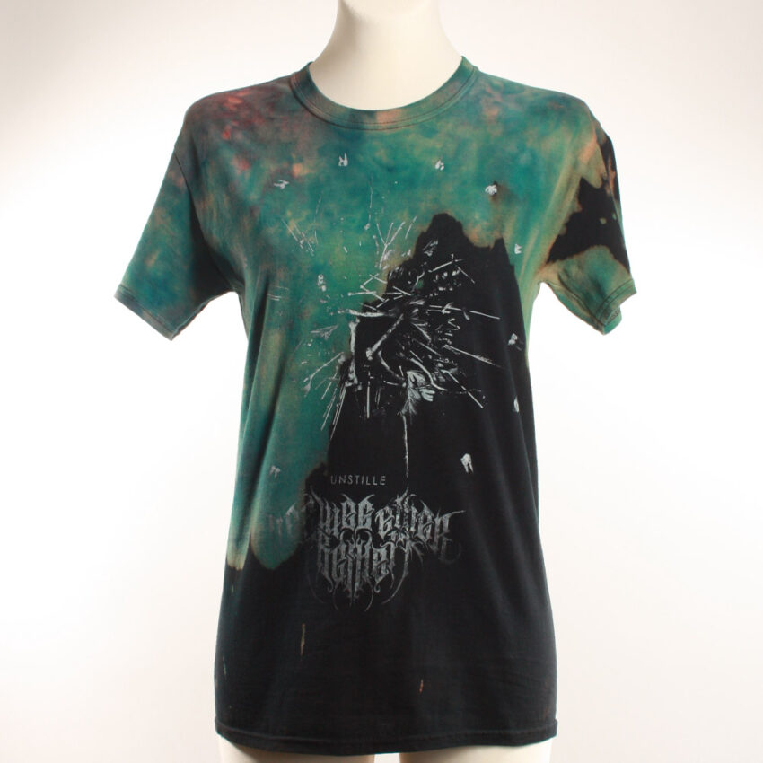 Alextravagant_T-Shirt-Wal-tuerkis-gruen-pink-schwarz_1 Upcycling T-Shirt aus Second Hand Merchandise mit Wal Stempeldruck von Künstlerin Maren Daniels