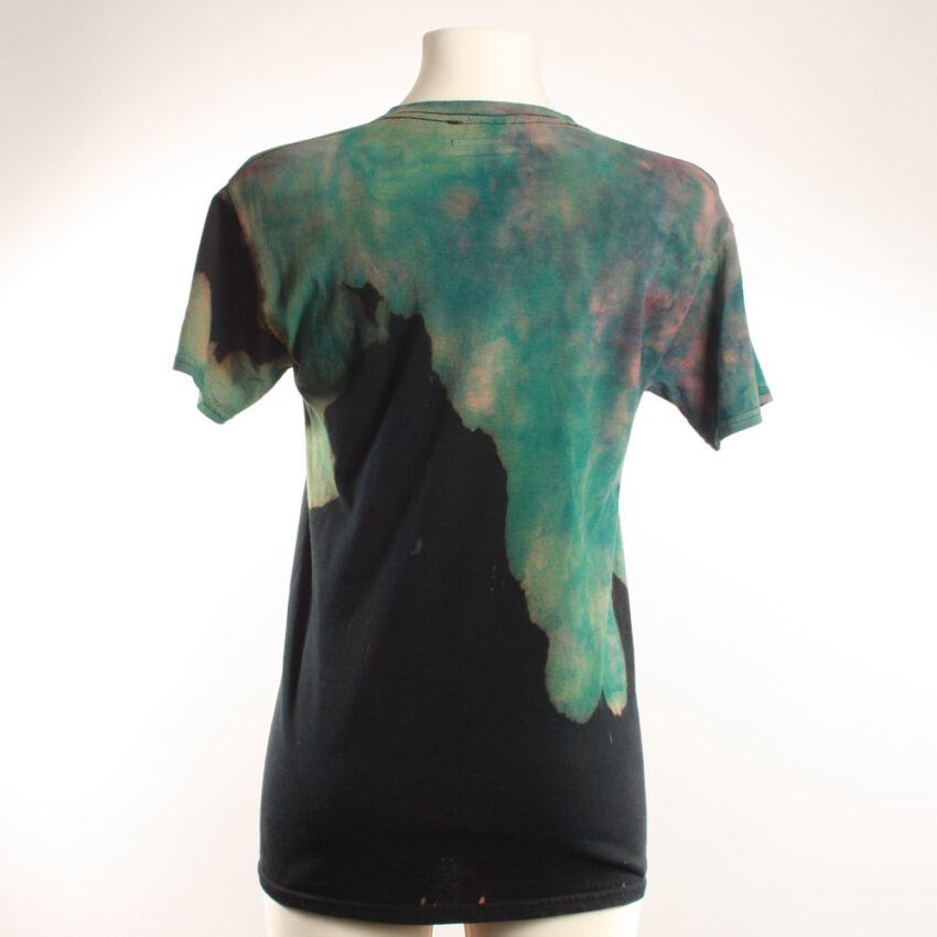 Alextravagant_T-Shirt-Wal-tuerkis-gruen-pink-schwarz_2 Upcycling T-Shirt aus Second Hand Merchandise mit Wal Stempeldruck von Künstlerin Maren Daniels