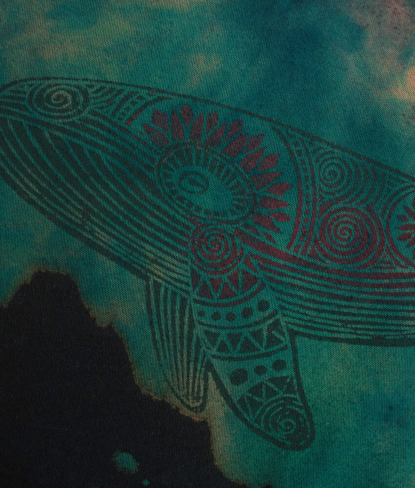 Upcycling T-Shirt aus Second Hand Merchandise mit Wal Stempeldruck von Künstlerin Maren Daniels