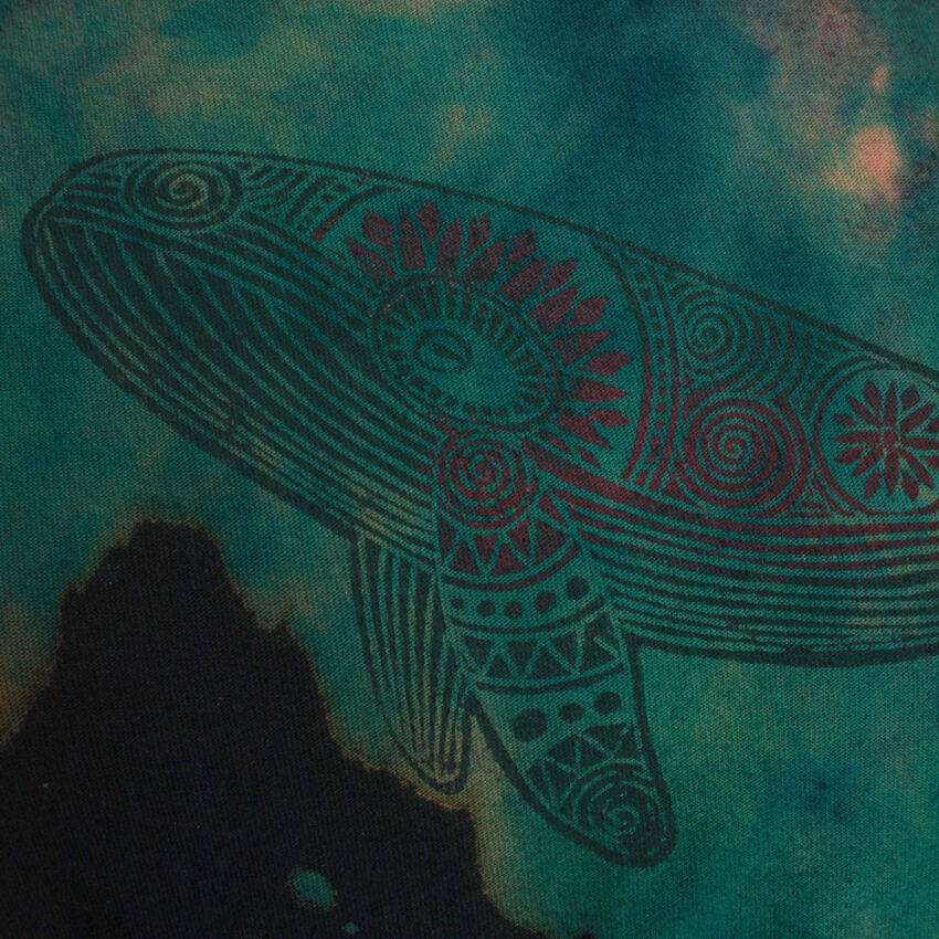 Alextravagant_T-Shirt-Wal-tuerkis-gruen-pink-schwarz_3 Upcycling T-Shirt aus Second Hand Merchandise mit Wal Stempeldruck von Künstlerin Maren Daniels