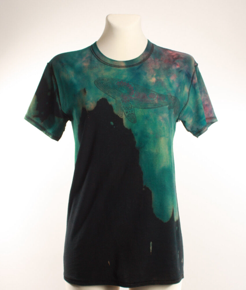 Upcycling T-Shirt aus Second Hand Merchandise mit Wal Stempeldruck von Künstlerin Maren Daniels