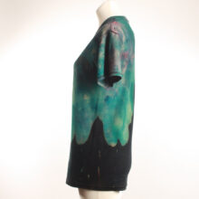 Alextravagant_T-Shirt-Wal-tuerkis-gruen-pink-schwarz_5 Upcycling T-Shirt aus Second Hand Merchandise mit Wal Stempeldruck von Künstlerin Maren Daniels