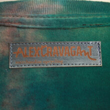 Alextravagant_T-Shirt-Wal-tuerkis-gruen-pink-schwarz_6 Upcycling T-Shirt aus Second Hand Merchandise mit Wal Stempeldruck von Künstlerin Maren Daniels