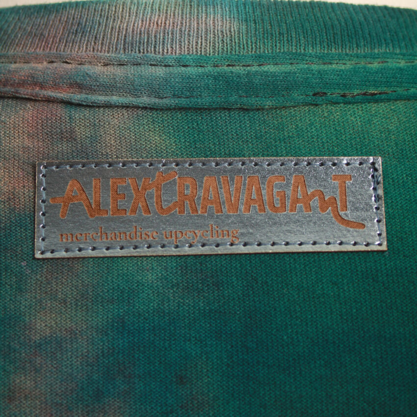 Alextravagant_T-Shirt-Wal-tuerkis-gruen-pink-schwarz_6 Upcycling T-Shirt aus Second Hand Merchandise mit Wal Stempeldruck von Künstlerin Maren Daniels