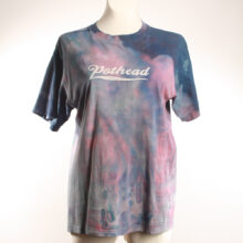 Alextravagant_T-Shirt-Blaetter-violett-pink-jeansblau_1 Upcycling T-Shirt aus Second Hand Merchandise mit Blätter Stempeldruck von Künstlerin Maren Daniels