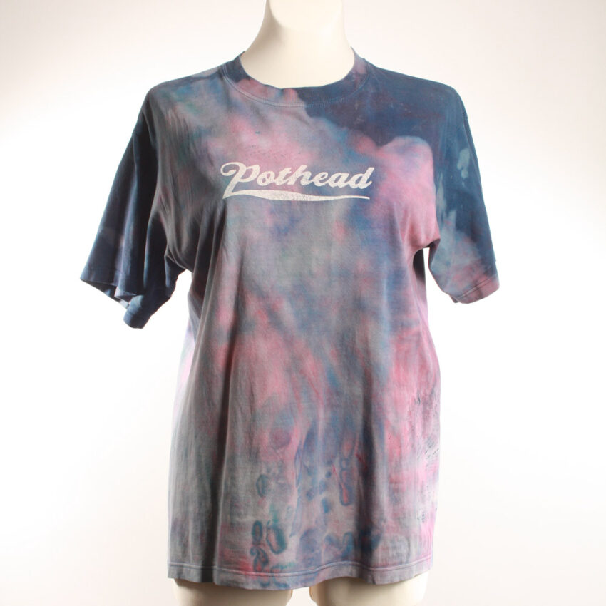 Alextravagant_T-Shirt-Blaetter-violett-pink-jeansblau_1 Upcycling T-Shirt aus Second Hand Merchandise mit Blätter Stempeldruck von Künstlerin Maren Daniels