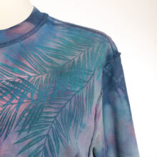 Alextravagant_T-Shirt-Blaetter-violett-pink-jeansblau_4 Upcycling T-Shirt aus Second Hand Merchandise mit Blätter Stempeldruck von Künstlerin Maren Daniels