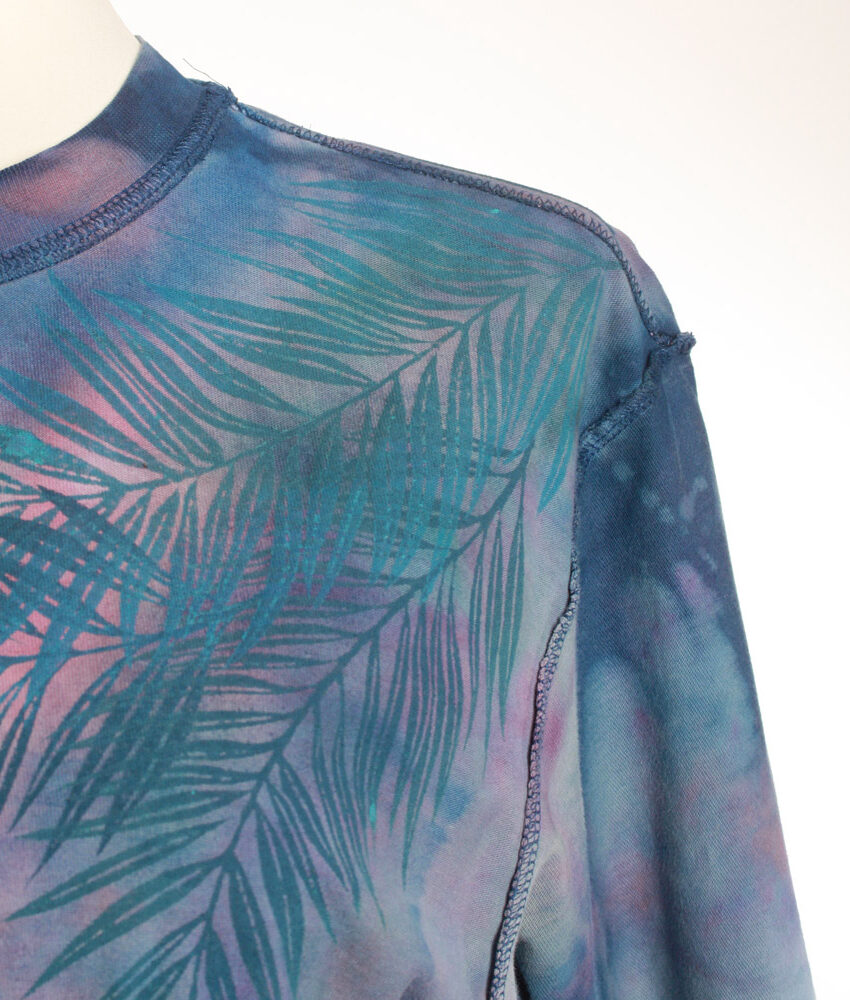 Upcycling T-Shirt aus Second Hand Merchandise mit Blätter Stempeldruck von Künstlerin Maren Daniels