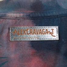 Alextravagant_T-Shirt-Blaetter-violett-pink-jeansblau_5 Upcycling T-Shirt aus Second Hand Merchandise mit Blätter Stempeldruck von Künstlerin Maren Daniels