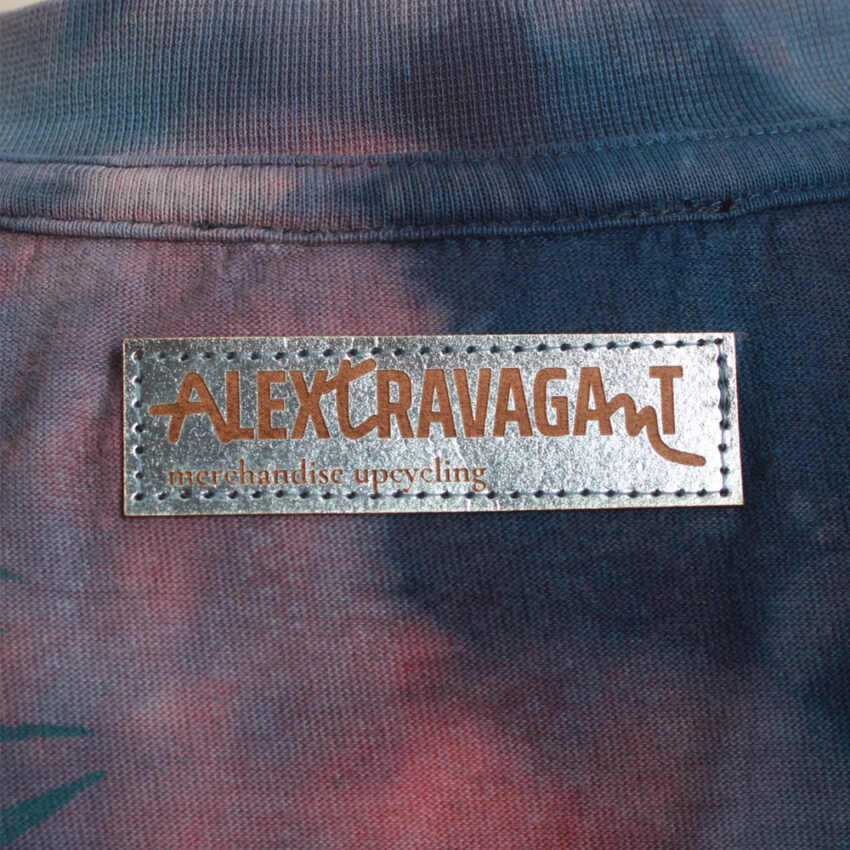 Alextravagant_T-Shirt-Blaetter-violett-pink-jeansblau_5 Upcycling T-Shirt aus Second Hand Merchandise mit Blätter Stempeldruck von Künstlerin Maren Daniels