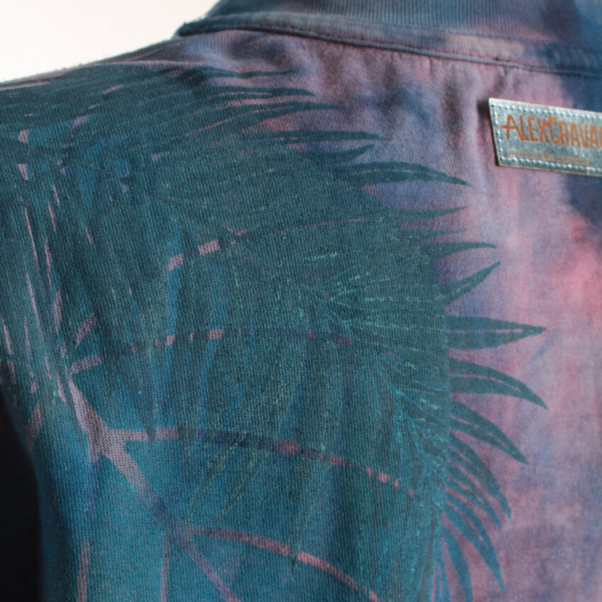 Alextravagant_T-Shirt-Blaetter-violett-pink-jeansblau_6 Upcycling T-Shirt aus Second Hand Merchandise mit Blätter Stempeldruck von Künstlerin Maren Daniels