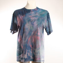 Alextravagant_T-Shirt-Blaetter-violett-pink-jeansblau_7 Upcycling T-Shirt aus Second Hand Merchandise mit Blätter Stempeldruck von Künstlerin Maren Daniels
