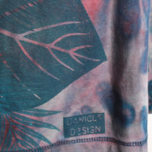 Alextravagant_T-Shirt-Blaetter-violett-pink-jeansblau_8 Upcycling T-Shirt aus Second Hand Merchandise mit Blätter Stempeldruck von Künstlerin Maren Daniels