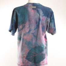 Alextravagant_T-Shirt-Blaetter-violett-pink-jeansblau_9 Upcycling T-Shirt aus Second Hand Merchandise mit Blätter Stempeldruck von Künstlerin Maren Daniels