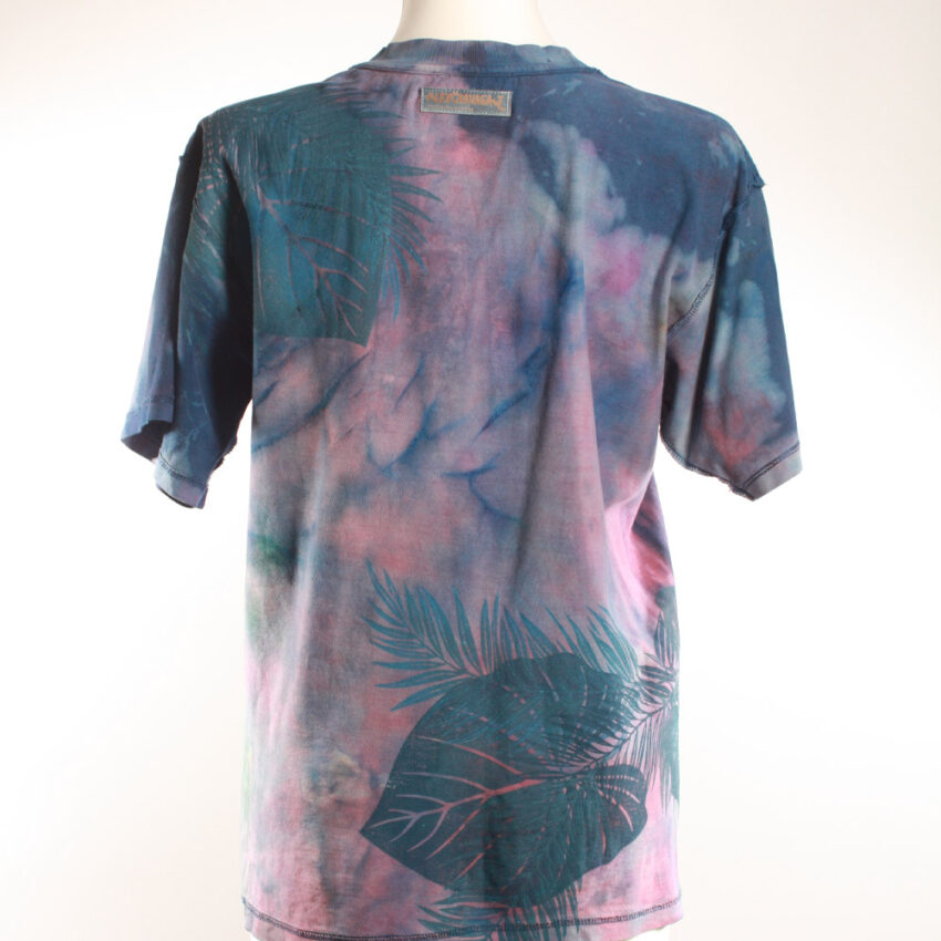 Alextravagant_T-Shirt-Blaetter-violett-pink-jeansblau_9 Upcycling T-Shirt aus Second Hand Merchandise mit Blätter Stempeldruck von Künstlerin Maren Daniels