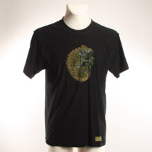Alextravagant_T-Shirt-Chamaeleon-gelb-weiß-gruen-schwarz(L)_3 Upcycling T-Shirt aus Second Hand Merchandise mit Chamäleon Stempeldruck von Künstlerin Maren Daniels