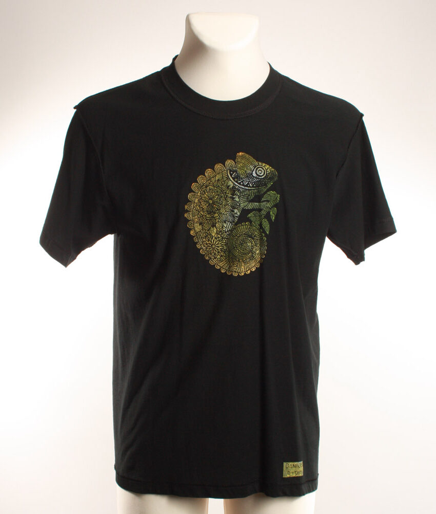 Upcycling T-Shirt aus Second Hand Merchandise mit Chamäleon Stempeldruck von Künstlerin Maren Daniels