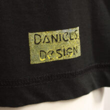 Alextravagant_T-Shirt-Chamaeleon-gelb-weiß-gruen-schwarz(L)_5 Upcycling T-Shirt aus Second Hand Merchandise mit Chamäleon Stempeldruck von Künstlerin Maren Daniels