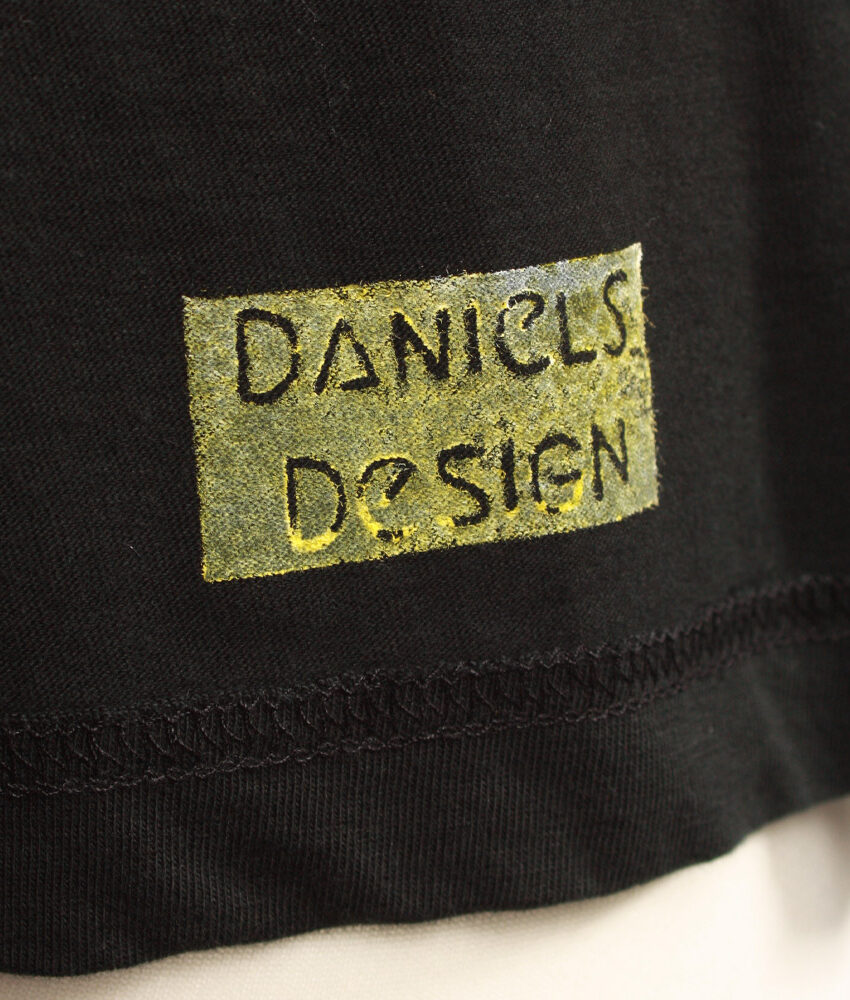 Upcycling T-Shirt aus Second Hand Merchandise mit Chamäleon Stempeldruck von Künstlerin Maren Daniels