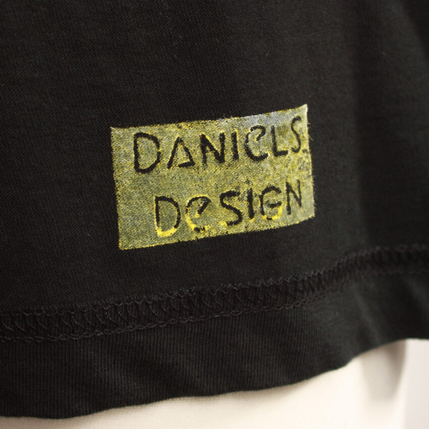 Alextravagant_T-Shirt-Chamaeleon-gelb-weiß-gruen-schwarz(L)_5 Upcycling T-Shirt aus Second Hand Merchandise mit Chamäleon Stempeldruck von Künstlerin Maren Daniels