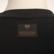 Alextravagant_T-Shirt-Chamaeleon-gelb-weiß-gruen-schwarz(L)_6 Upcycling T-Shirt aus Second Hand Merchandise mit Chamäleon Stempeldruck von Künstlerin Maren Daniels