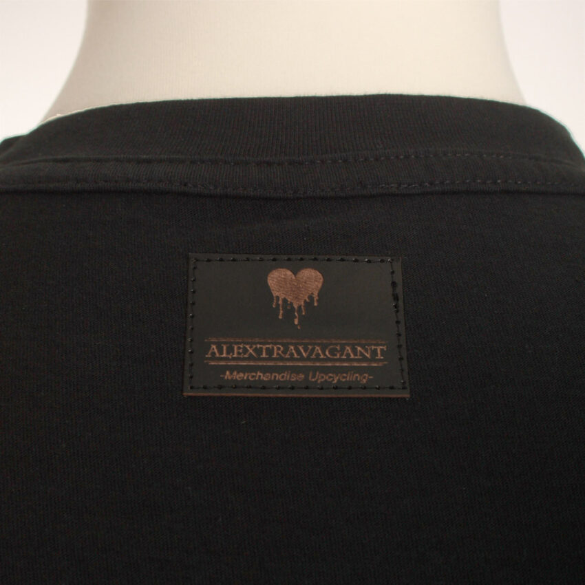 Alextravagant_T-Shirt-Chamaeleon-gelb-weiß-gruen-schwarz(L)_6 Upcycling T-Shirt aus Second Hand Merchandise mit Chamäleon Stempeldruck von Künstlerin Maren Daniels