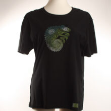 Alextravagant_T-Shirt-Chamaeleon-gruen-weiß-blau-schwarz(Girlie3XL)_1 Upcycling T-Shirt aus Second Hand mit Chamäleon Stempeldruck von Künstlerin Maren Daniels
