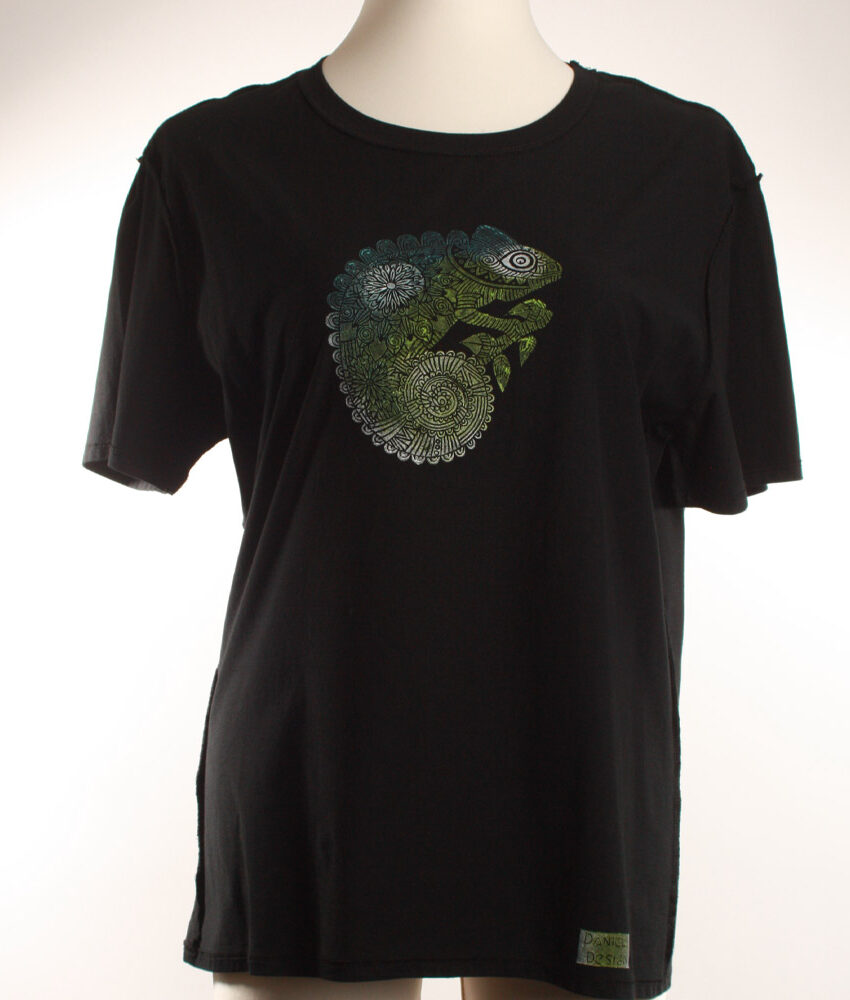 Upcycling T-Shirt aus Second Hand mit Chamäleon Stempeldruck von Künstlerin Maren Daniels