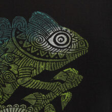Alextravagant_T-Shirt-Chamaeleon-gruen-weiß-blau-schwarz(Girlie3XL)_5 Upcycling T-Shirt aus Second Hand mit Chamäleon Stempeldruck von Künstlerin Maren Daniels
