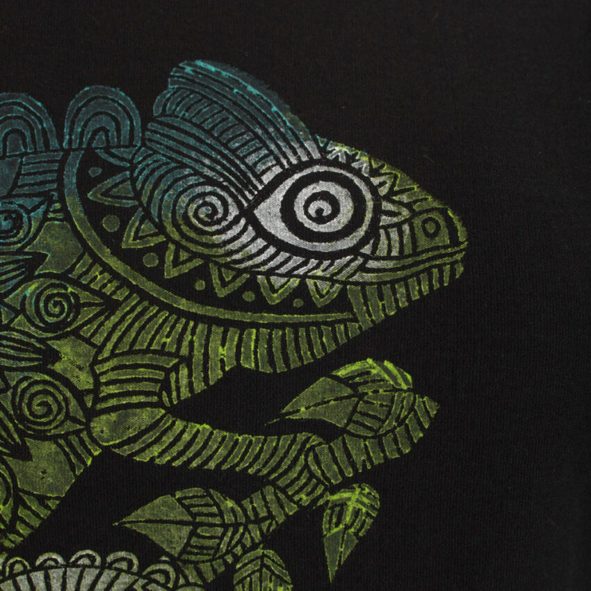 Alextravagant_T-Shirt-Chamaeleon-gruen-weiß-blau-schwarz(Girlie3XL)_5 Upcycling T-Shirt aus Second Hand mit Chamäleon Stempeldruck von Künstlerin Maren Daniels