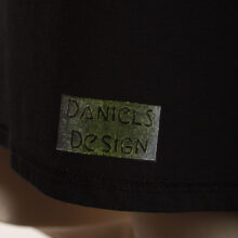 Alextravagant_T-Shirt-Chamaeleon-gruen-weiß-blau-schwarz(Girlie3XL)_6 Upcycling T-Shirt aus Second Hand mit Chamäleon Stempeldruck von Künstlerin Maren Daniels