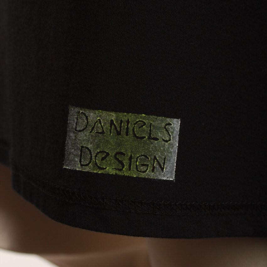 Alextravagant_T-Shirt-Chamaeleon-gruen-weiß-blau-schwarz(Girlie3XL)_6 Upcycling T-Shirt aus Second Hand mit Chamäleon Stempeldruck von Künstlerin Maren Daniels