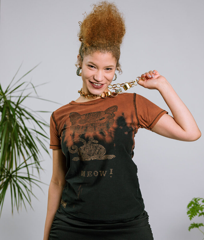 Upcycling T-Shirt aus Second Hand Merchandise mit Katzen Stempeldruck von Künstlerin Maren Daniels