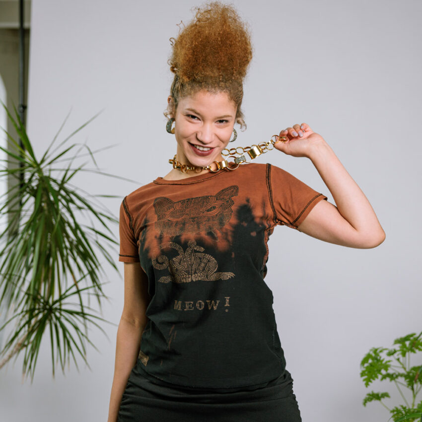 Alextravagant_T-Shirt-Katze-Meow-maronenbraun-gold-schwarz_10 Upcycling T-Shirt aus Second Hand Merchandise mit Katzen Stempeldruck von Künstlerin Maren Daniels