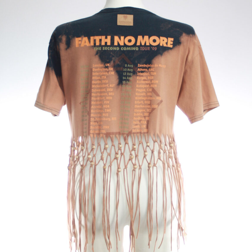 Alextravagant_CropTop-Faith-No_nude-black-(L)_2 Fancy Upcycling Crop Top aus Second-Hand Band Merchandise mit Makramee Technik und Ton-in-Ton Holzperlen