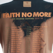 Alextravagant_CropTop-Faith-No_nude-black-(L)_3 Fancy Upcycling Crop Top aus Second-Hand Band Merchandise mit Makramee Technik und Ton-in-Ton Holzperlen